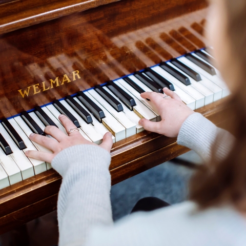 hands playing piano