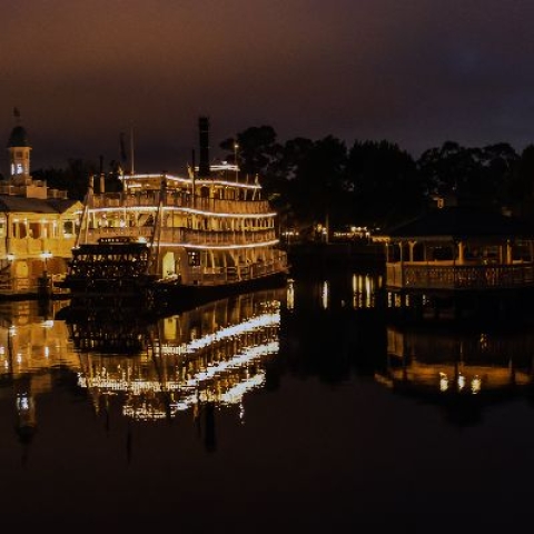 Steam boat - Photo by Tim Mossholder on Unsplash