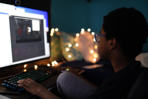 Kid gaming - Photo by Ralston Smith on Unsplash