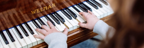 hands playing piano