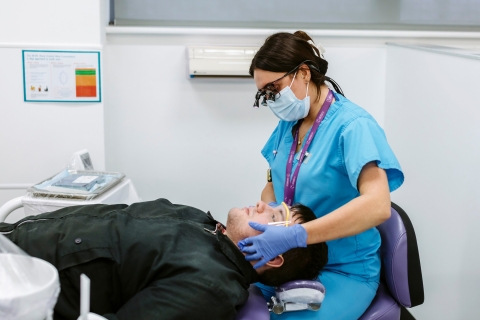 15/12/21.Homeless people receive dental treatment ..All Rights Reserved - Helen Yates- T: +44 (0)7790805960.Local copyright law applies to all print & online usage. Fees charged will comply with standard space rates and usage for that country, region or state.